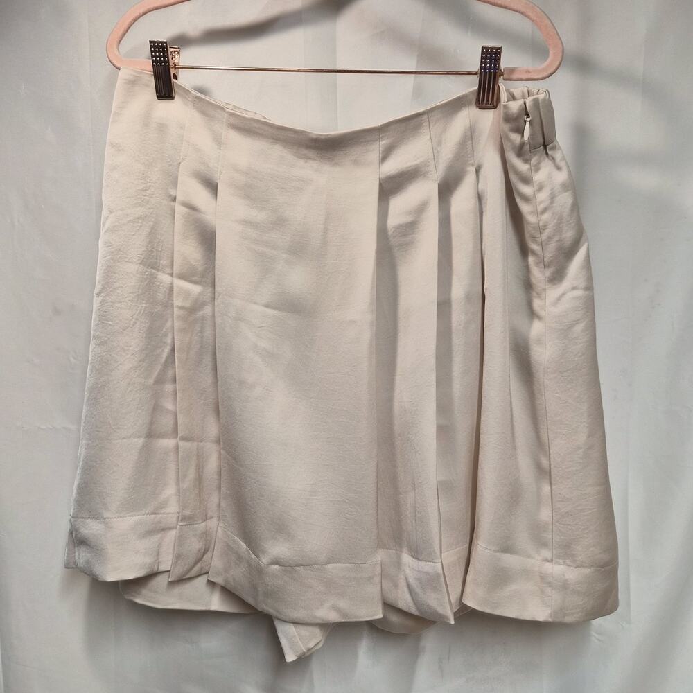 Banana Republic Women's High-Waisted Champagne Satin Pleated Shorts Large NWT